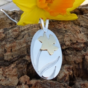 Argentium and gold daffodil Oval Pendant Argentium and gold daffodil Oval Pendant