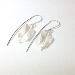 Long wire leaf earrings Long wire leaf earrings
