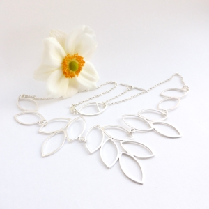 Lotus petal breeze necklace Lotus petal breeze necklace