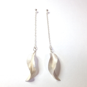 Leaf chain drop earrings