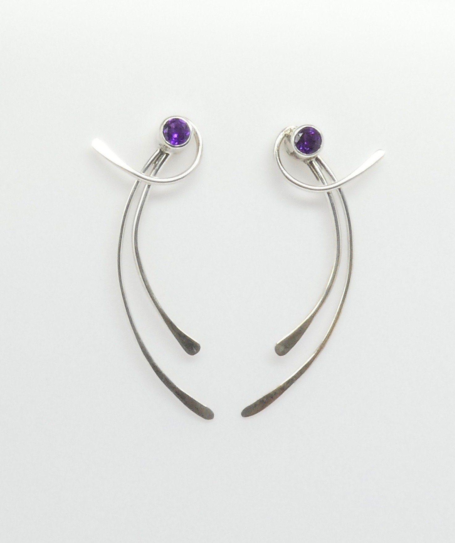 Curved Earstuds with Amethyst